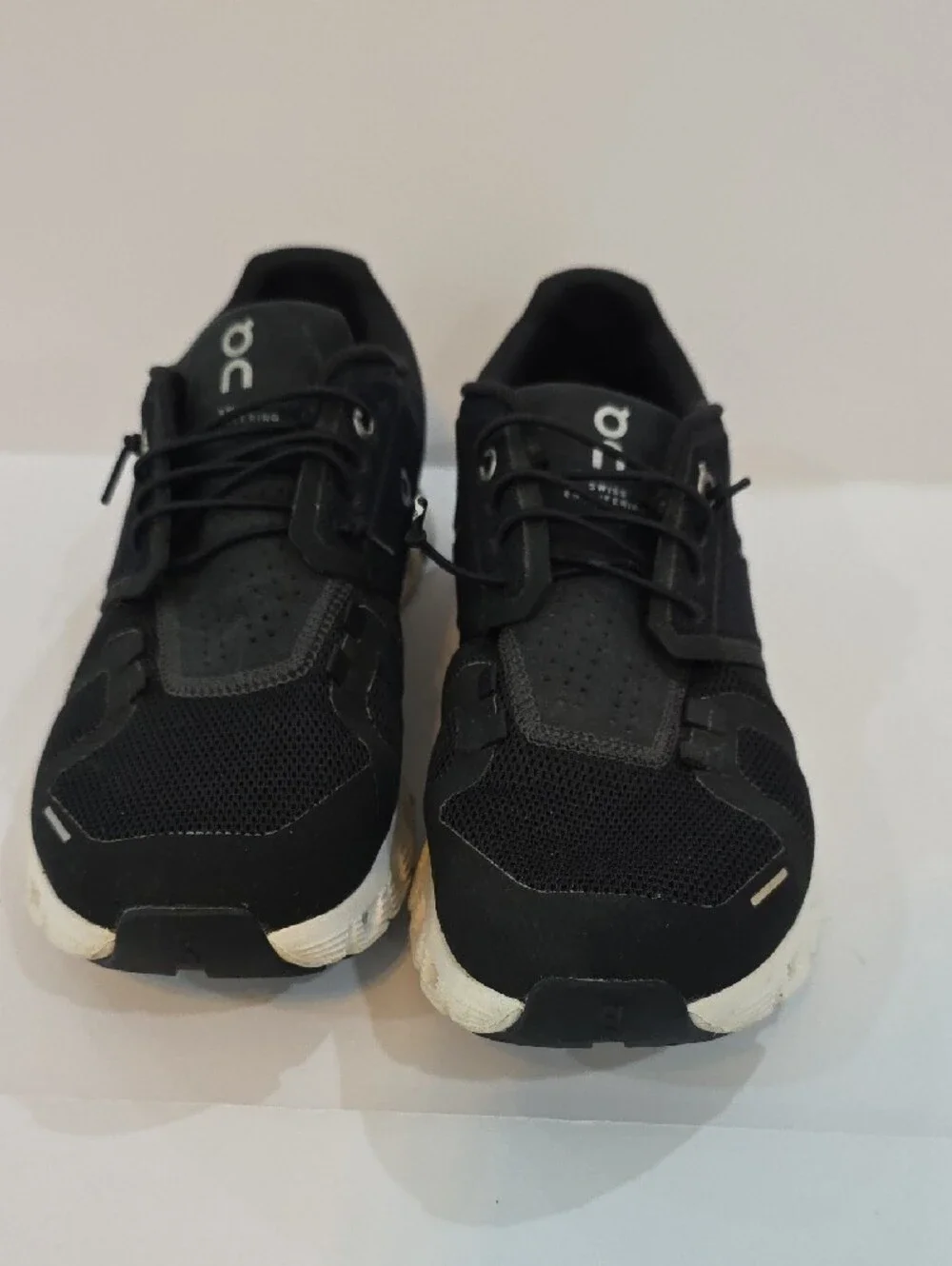 On Running Cloud 5 Women's Black with White Sole Athletic Running Shoes Size 9